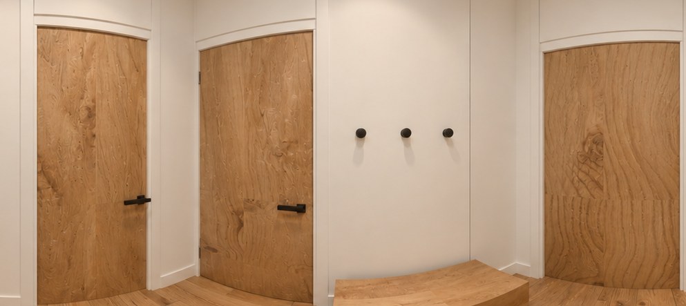 Entrance hall with oak doors